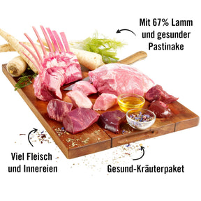Fleischplatte mit den angerichteten Zutaten von Abendbrot: Lamm, Pastinake und Kräuter