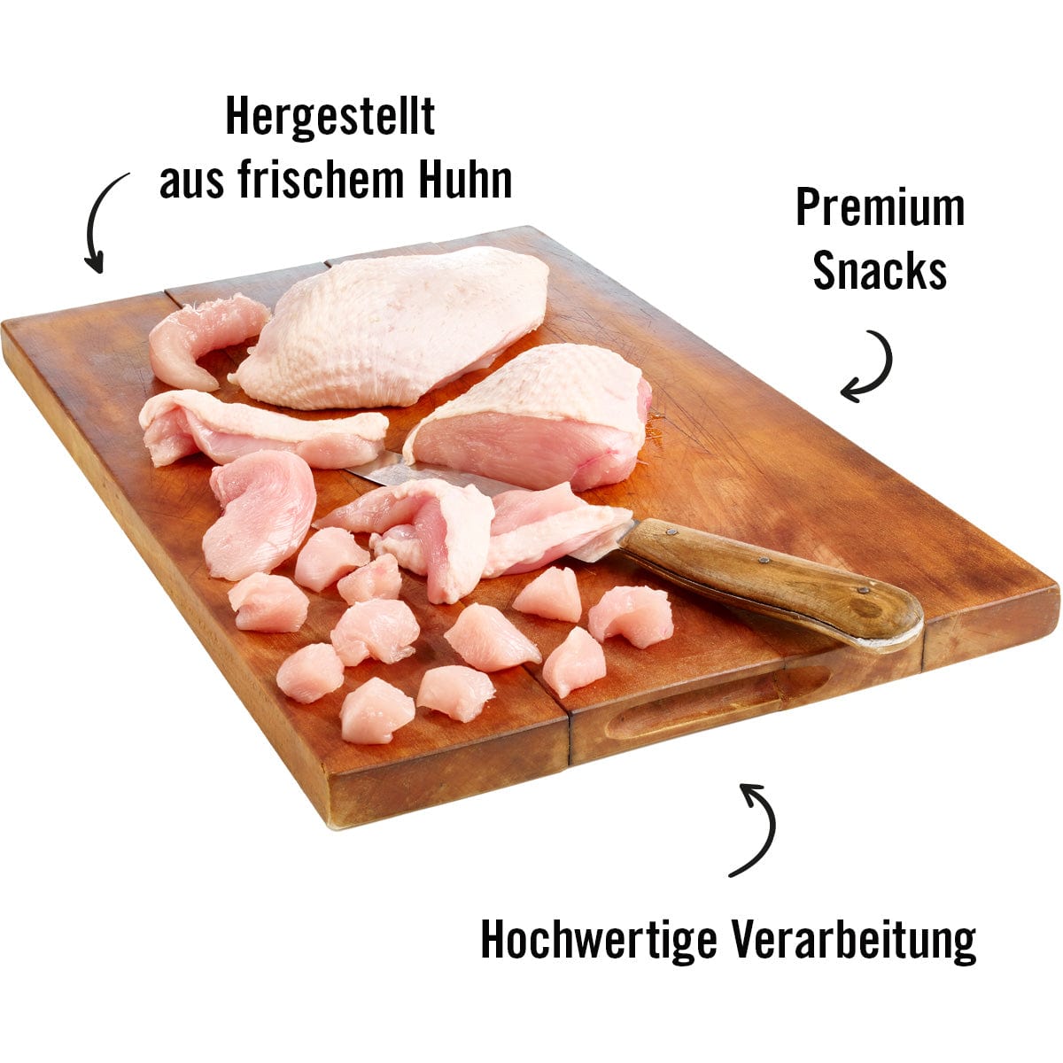 Holzplatte mit Hahnchenbrustfilet, in kleine Stücke geschnitten