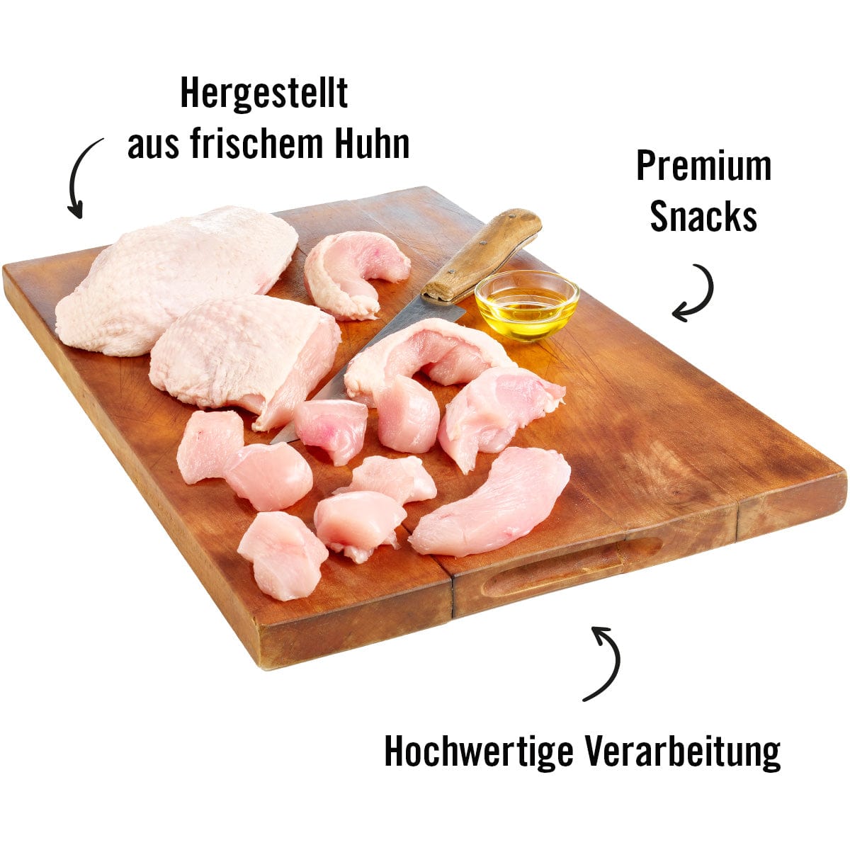 Holzplatte mit frischem Hähnchenbrustfilet und einem Schälchen mit Leinsamenöl