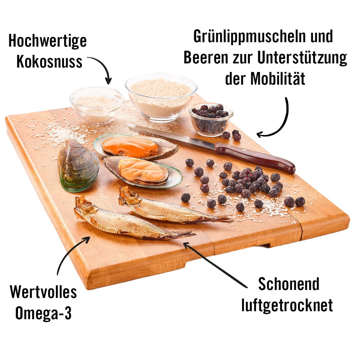 Holzbrett mit den Hauptzutaten von Hüftschwung: Grünlippmuschel, Beeren, Kokosnuss und Sprotte mit Omega 3