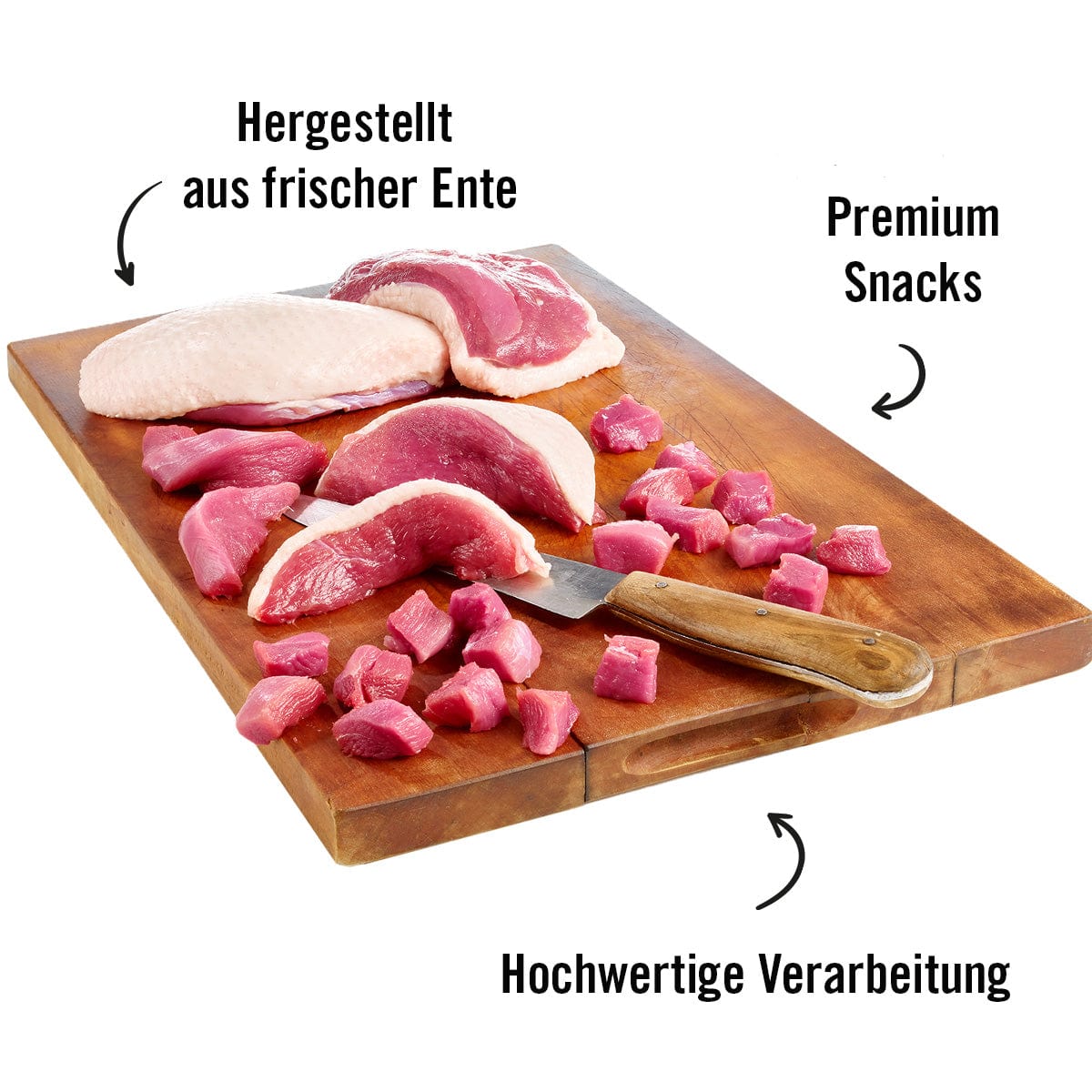 Holzplatte mit angerichtetem frischen Entenfleisch, das in Würfel geschnitten wurde