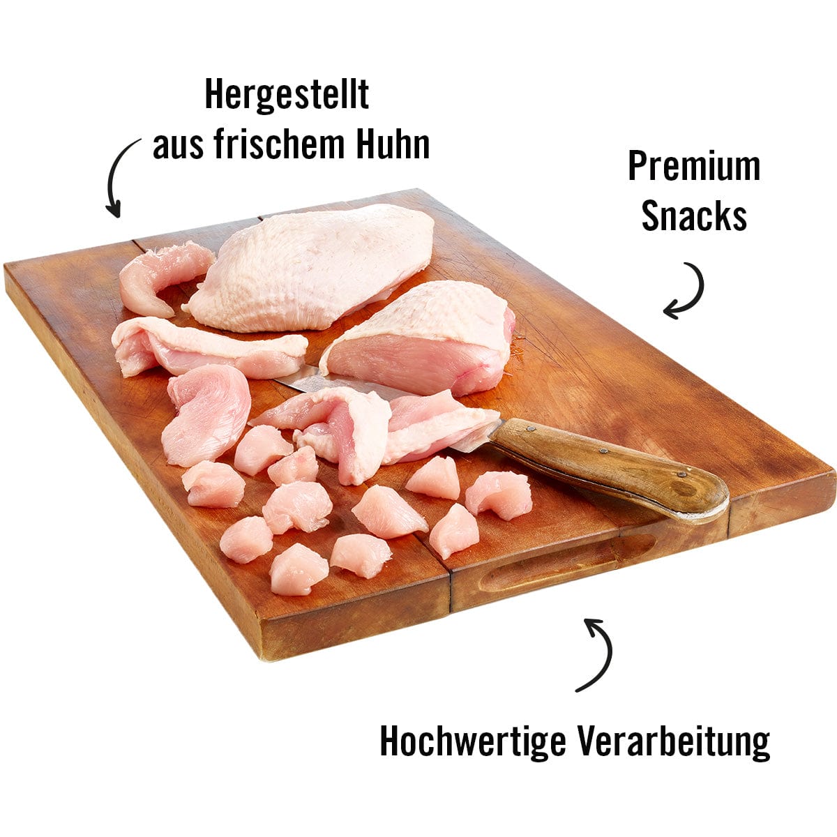 Holzplatte mit angerichtetem frischen Hühnchenfleisch, das in Würfel geschnitten wurde